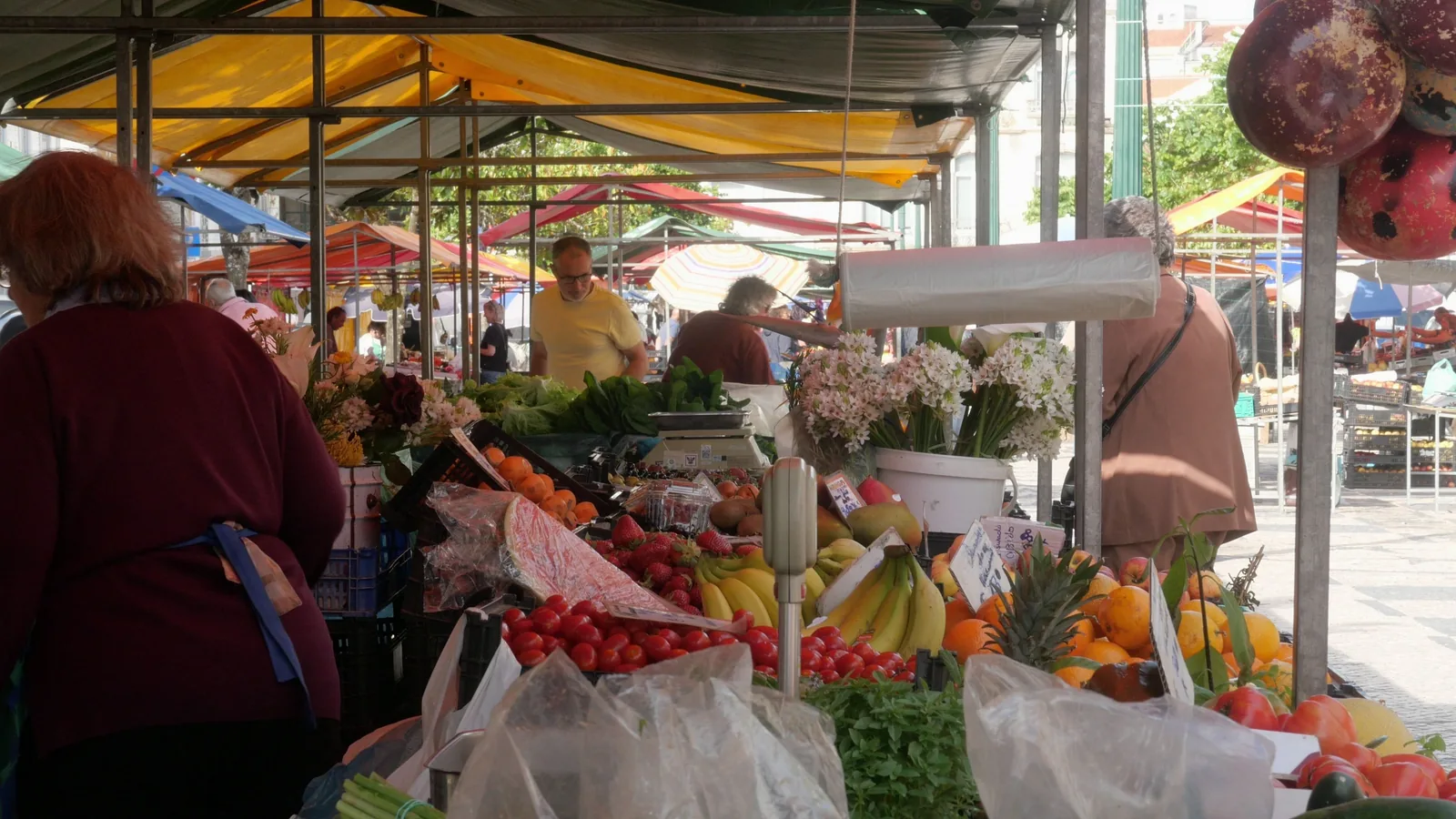 How To Navigate A Farmers Market Like A Local cover image